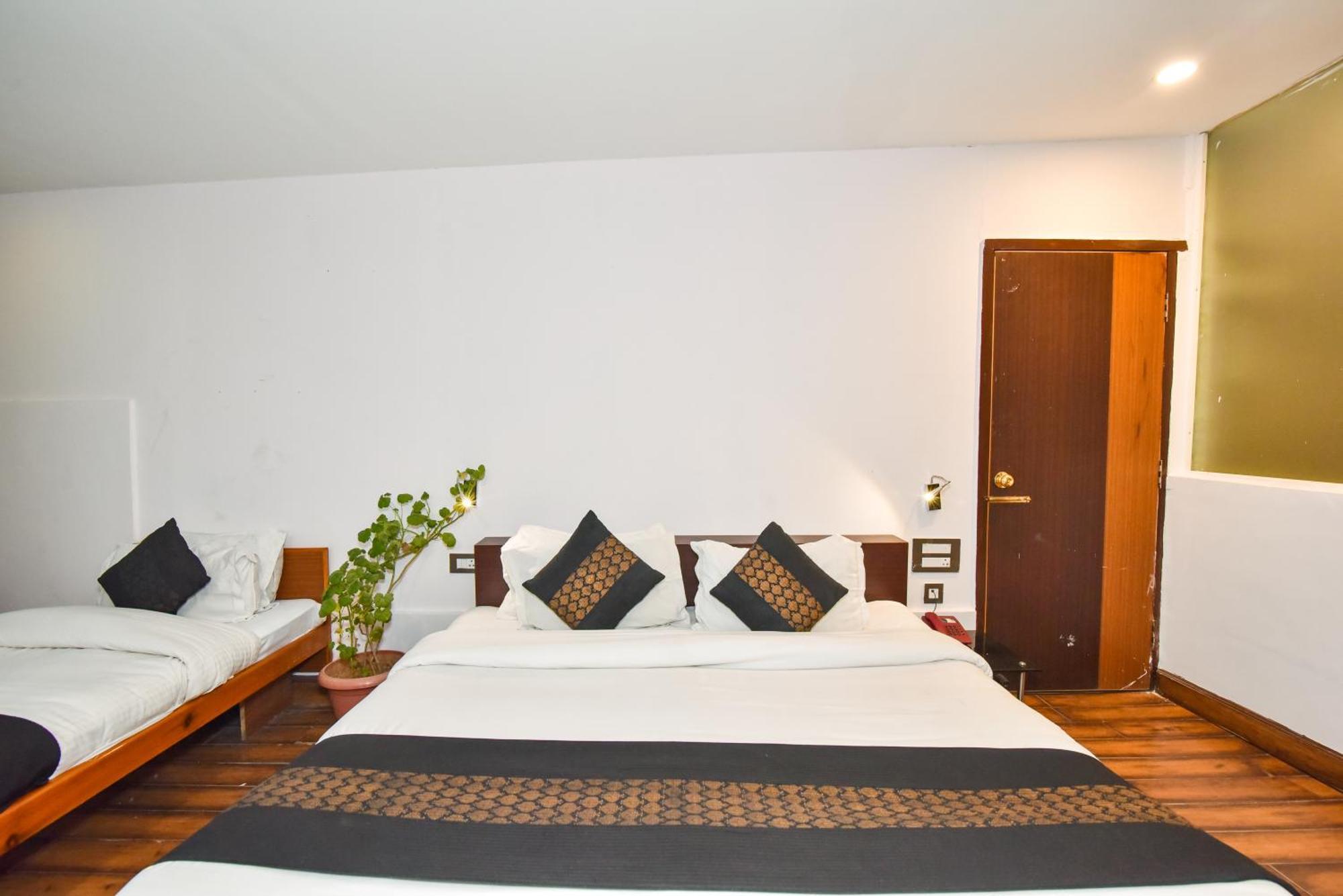 M Hotel And Restaurant McLeod Gandzs Kültér fotó